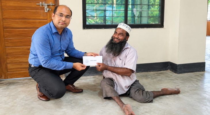 শারীরিক প্রতিবন্ধী আল আমিনের পাশে নারায়ণগঞ্জ সদর উপজেলা প্রশাসন