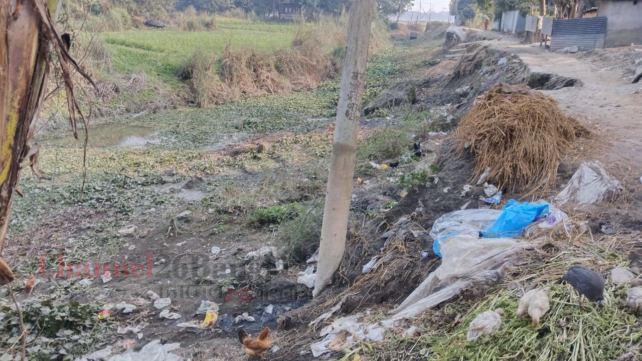 সাঁথিয়ায় চলাচলের একমাত্র রাস্তা বন্ধ: কৃষকের চরম ভোগান্তি